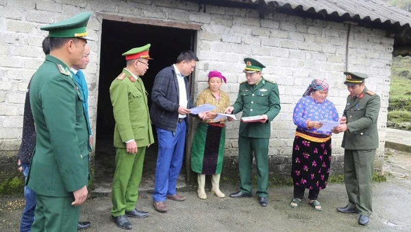 Lực lượng công an, bộ đội biên phòng đẩy mạnh tuyên truyền bầu cử tại các xã biên giới Tùng Vài, tỉnh Tuyên Quang.