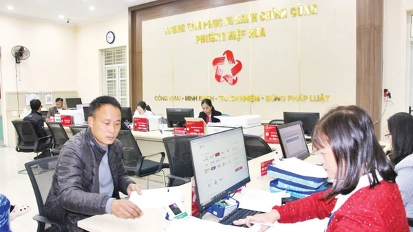 Cán bộ Trung tâm phục vụ hành chính công phường Hiệp Hòa giải quyết thủ tục hành chính phục vụ người dân. (Ảnh minh họa)