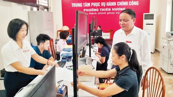 Cán bộ Trung tâm Phục vụ hành chính công phường Thiên Hương hướng dẫn người dân thực hiện thủ tục hành chính. (Ảnh minh họa)