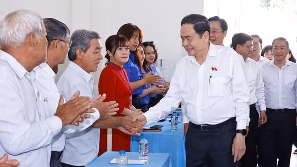 Chủ tịch Quốc hội Trần Thanh Mẫn với cử tri xã An Nhơn Tây. (Ảnh: TTXVN)