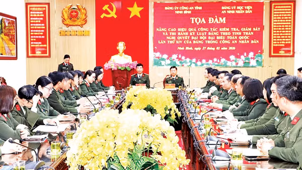 Đảng ủy Công an tỉnh Ninh Bình tổ chức tọa đàm về nâng cao hiệu quả công tác kiểm tra, giám sát, thi hành kỷ luật đảng.