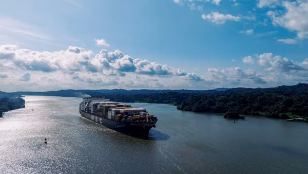 Tàu hàng di chuyển qua Kênh đào Panama. (Ảnh tư liệu: THX/TTXVN)