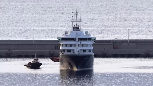 Tàu du lịch MV Hondius cập bến Tenerife, thuộc quần đảo Canary, Tây Ban Nha ngày 10/5/2026. (Ảnh: THX/TTXVN)