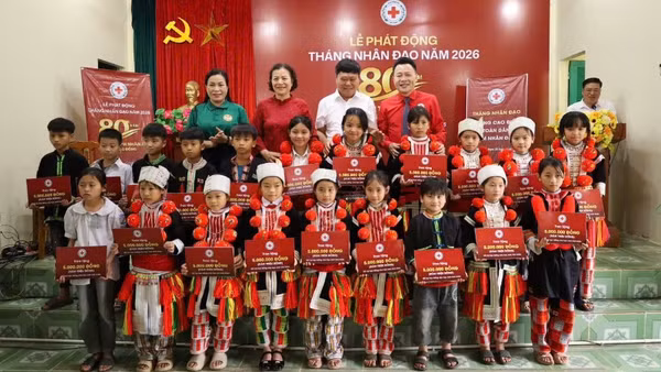 Hội Chữ thập đỏ tỉnh Tuyên Quang trao học bổng tặng các em học sinh có hoàn cảnh khó khăn.
