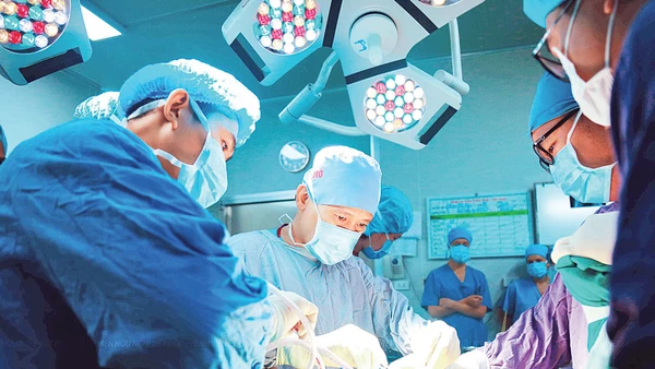 PGS, TS Nguyễn Mạnh Khánh và kíp phẫu thuật chấn thương chỉnh hình tại Bệnh viện Việt Đức.