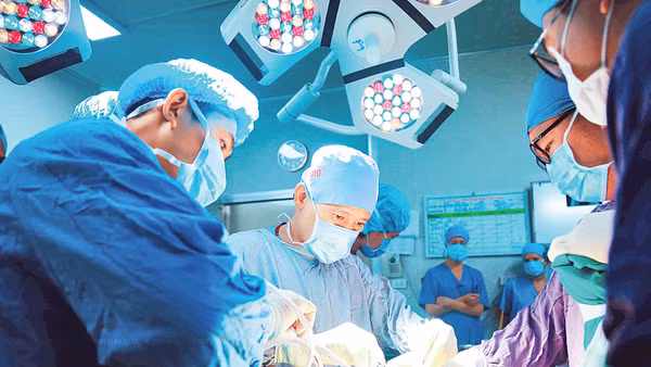 PGS, TS Nguyễn Mạnh Khánh và kíp phẫu thuật chấn thương chỉnh hình tại Bệnh viện Việt Đức.
