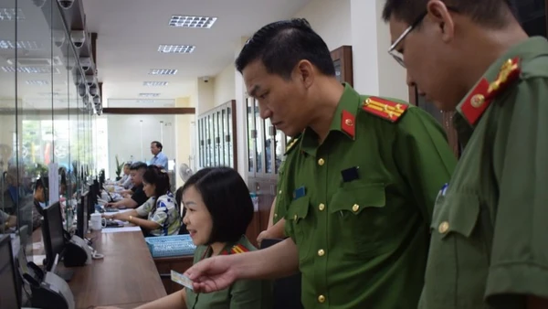 Công an tỉnh Hưng Yên phục vụ nhân dân trong việc giải quyết thủ tục hành chính.