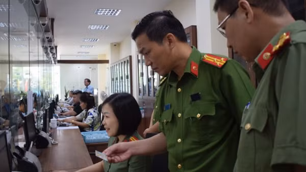 Công an tỉnh Hưng Yên phục vụ nhân dân trong việc giải quyết thủ tục hành chính.