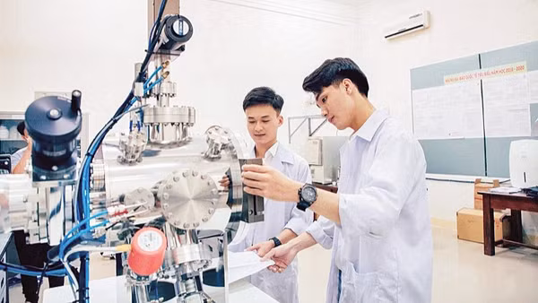 Sinh viên ngành Vật lý kỹ thuật thực hành với máy phún xạ tại phòng thí nghiệm Khoa học Vật liệu của Khoa Lý - Hóa, Trường đại học Sư phạm - Đại học Đà Nẵng. (Ảnh: Đại học Đà Nẵng)