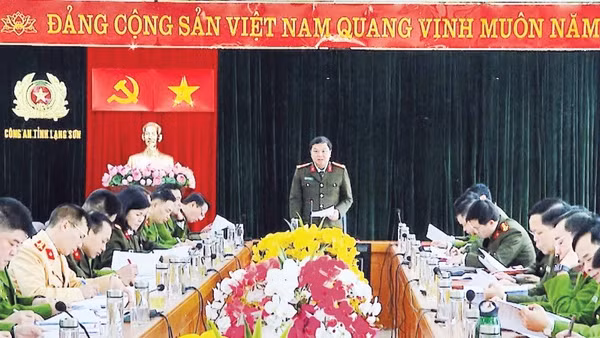 Thiếu tướng Nguyễn Tiến Trung, Giám đốc Công an tỉnh Lạng Sơn chỉ đạo công tác giữ gìn an ninh trật tự ở cơ sở.