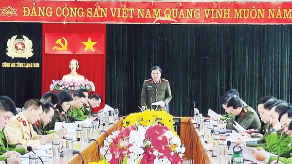 Thiếu tướng Nguyễn Tiến Trung, Giám đốc Công an tỉnh Lạng Sơn chỉ đạo công tác giữ gìn an ninh trật tự ở cơ sở.