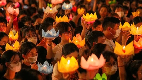 Lễ hoa đăng kính mừng Phật đản tại chùa Pháp Hoa, Thành phố Hồ Chí Minh thu hút đông đảo Phật tử, người dân tham dự. (Ảnh BTC)