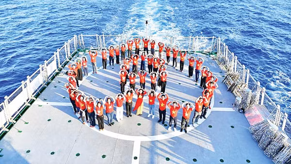 Kiều bào chụp ảnh lưu niệm trên tàu KN390 trong chuyến thăm Trường Sa. (Ảnh: Ủy ban Nhà nước về người Việt Nam ở nước ngoài)