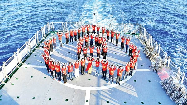 Kiều bào chụp ảnh lưu niệm trên tàu KN390 trong chuyến thăm Trường Sa. (Ảnh: Ủy ban Nhà nước về người Việt Nam ở nước ngoài)