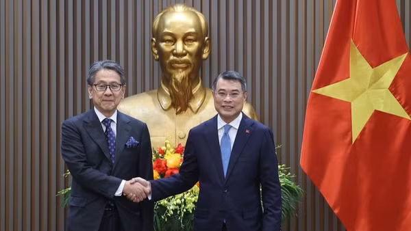 Thủ tướng Lê Minh Hưng và Chủ tịch Ngân hàng Hợp tác quốc tế Nhật Bản (JBIC) Maeda Tadashi. (Ảnh: VGP/Nhật Bắc)