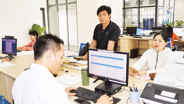 Giải quyết thủ tục hành chính tại Trung tâm Phục vụ hành chính công xã Long Thành, thành phố Đồng Nai. (Ảnh: THIÊN VƯƠNG)