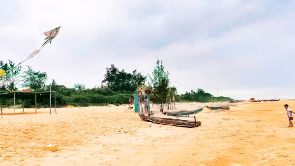 Bình yên trên bãi biển Cương Giáng, phường Phong Quảng, thành phố Huế. (Ảnh: MY NGUYỄN)
