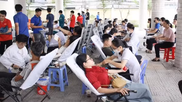 Đông đảo người dân, thanh niên đến hiến máu tình nguyện.
