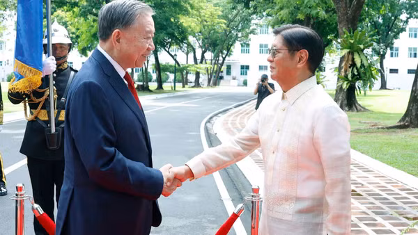 Tổng thống Philippines Ferdinand Romualdez Marcos Jr. đón Tổng Bí thư, Chủ tịch nước Tô Lâm. (Ảnh: TTXVN)