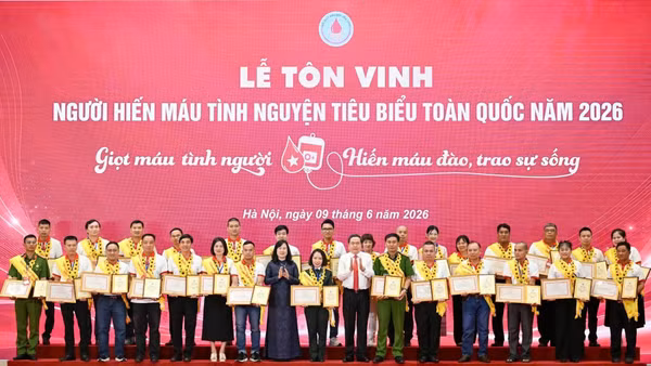 Chủ tịch Quốc hội Trần Thanh Mẫn và Bộ trưởng Y tế Đào Hồng Lan trao Chứng nhận vinh danh và Bằng khen, tôn vinh người hiến máu tình nguyện tiêu biểu toàn quốc năm 2026. (Ảnh: DUY LINH)