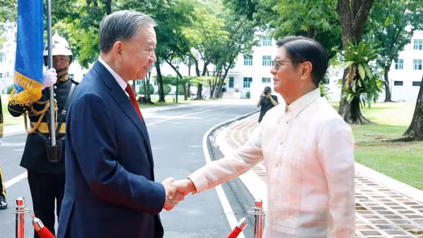 Tổng thống Philippines Ferdinand Romualdez Marcos Jr. đón Tổng Bí thư, Chủ tịch nước Tô Lâm. (Ảnh: TTXVN)