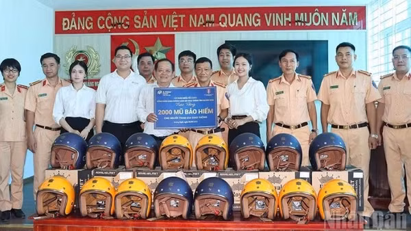 Đại diện Tập đoàn Quốc tế Á Châu phối hợp Phòng Cảnh sát giao thông Công an tỉnh Quảng Ngãi trao tặng 2.000 mũ bảo hiểm đạt chuẩn cho người dân. 