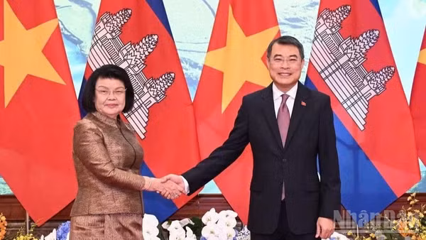 Thủ tướng Chính phủ Lê Minh Hưng và Chủ tịch Quốc hội Campuchia Samdech Khuon Sudary. (Ảnh: TRẦN HẢI)