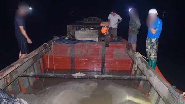 Các đối tượng khai thác cát trái phép bị lực lượng chức năng bắt quả tang. 