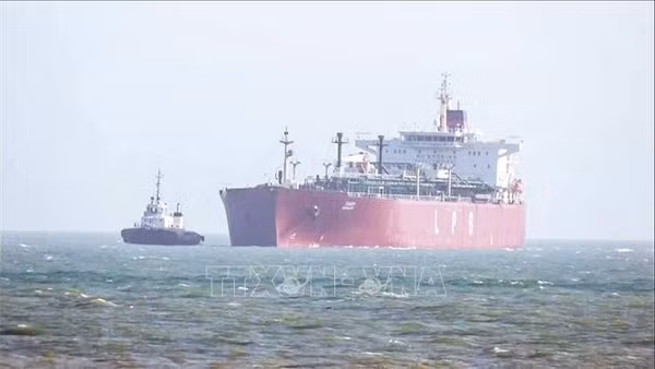 Tàu chở dầu khí tự nhiên hóa lỏng di chuyển qua eo biển Hormuz về tới cảng Mundra ở Kutch, Ấn Độ ngày 16/3/2026. (Ảnh tư liệu: ANI/TTXVN)