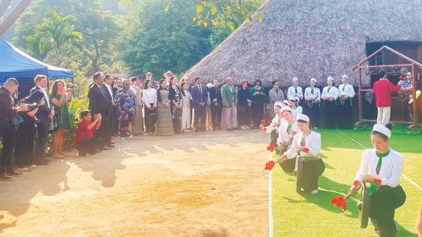 Giới thiệu nét đẹp văn hóa của đồng bào dân tộc thiểu số với du khách.