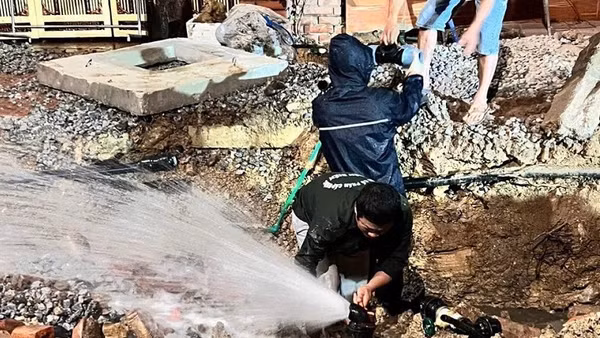 Công nhân Công ty Cổ phần cấp nước Điện Biên khắc phục sự cố làm hỏng đường nước trên địa bàn phường Điện Biên Phủ, tỉnh Điện Biên.