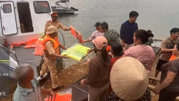 Đội Cảnh sát giao thông đường thủy số 3 - Phòng Cảnh sát giao thông tỉnh Phú Thọ (PC08) đã phát tặng áo phao cho bà con vực lòng hồ Hòa Bình.