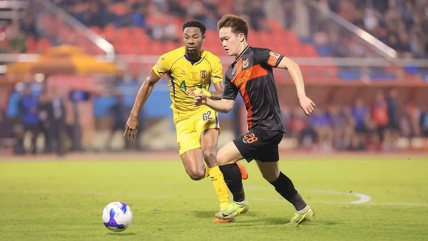 Ninh Bình (áo đen) thắng chật vật đội Sông Lam Nghệ An. (Ảnh: VPF)