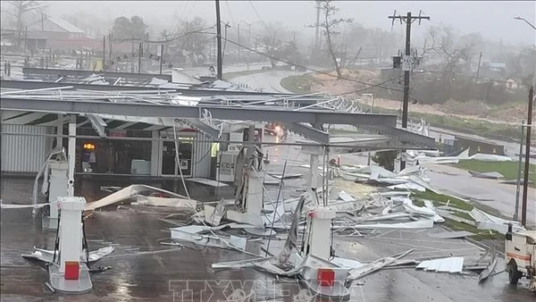 Bão Melissa làm hư hỏng trạm bán xăng ở Montego Bay, Jamaica. (Ảnh: THX/TTXVN)