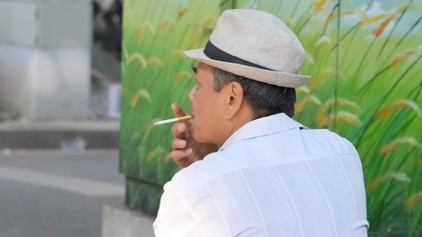 Tỷ lệ nam giới trưởng thành ở Việt Nam hút thuốc lá vẫn còn cao.