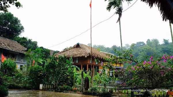 Xóm Mỗ: Sáng - Xanh - Sạch - Đẹp. (Ảnh: Nguyễn Sơn)