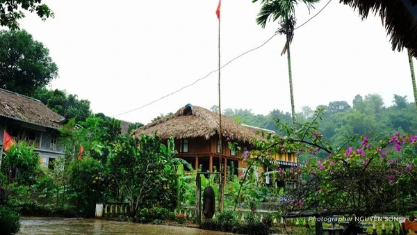 Xóm Mỗ: Sáng - Xanh - Sạch - Đẹp. (Ảnh: Nguyễn Sơn)