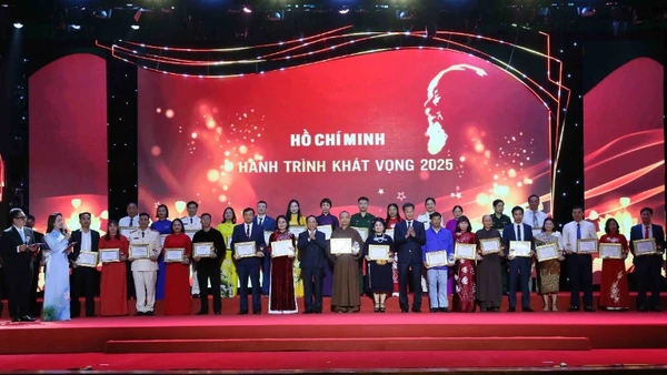 Đại tướng Trịnh Văn Quyết, Bí thư Trung ương Đảng, Trưởng Ban Tuyên giáo và Dân vận Trung ương trao giấy khen, tặng các cá nhân tiêu biểu. (Ảnh: TTXVN)