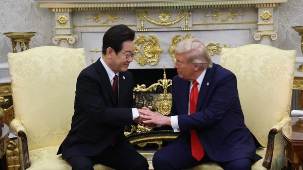 Tổng thống Lee Jae Myung (trái) trong cuộc hội đàm với Tổng thống Mỹ Donald Trump tại Washington DC ngày 25/8/2025. (Ảnh: YONHAP/TTXVN)