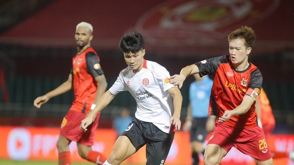 Cuộc rượt đuổi tỷ số đầy kịch tính giữa đội Công an Thành phố Hồ Chí Minh (áo trắng) và đội Ninh Bình (áo đỏ).