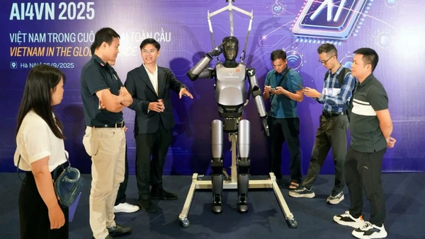 Robot hình người của VinRobotics tại Ngày hội Trí tuệ nhân tạo Việt Nam (AI4VN 2025). (Ảnh: GIANG HUY)