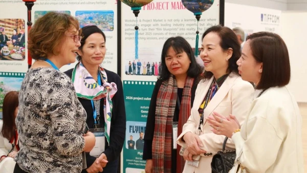 Chủ tịch VFDA Ngô Phương Lan giới thiệu với khách quốc tế về Liên hoan phim châu Á Đà Nẵng và các bối cảnh quay phim ở Việt Nam. (Ảnh: VFDA)