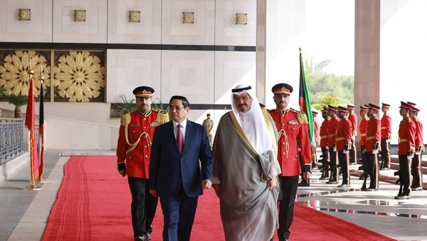 Thủ tướng Nhà nước Kuwait Sheikh Ahmad Abdullah Al-Ahmad Al Sabah chủ trì lễ đón Thủ tướng Phạm Minh Chính. (Ảnh: TTXVN)