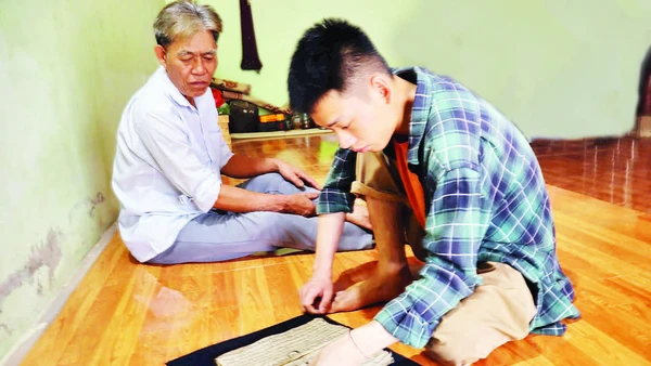 Sầm Công Danh (bên phải) tìm kiếm tư liệu trong cộng đồng.