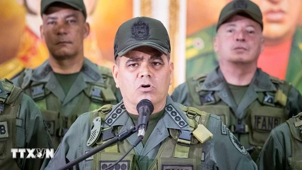 Bộ trưởng Quốc phòng Venezuela Vladimir Padrino Lopez (phía trước) phát biểu tại Thủ đô Caracas. (Nguồn: EFE/TTXVN)
