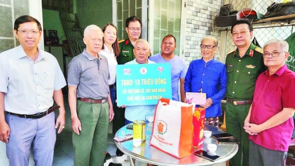 Hội Nạn nhân chất độc da cam/dioxin Việt Nam trao hỗ trợ sinh kế, tặng nạn nhân chất độc da cam/dioxin. (Ảnh BTC)