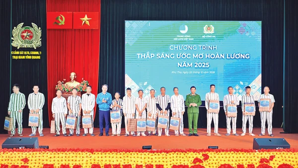 Ban tổ chức chương trình “Thắp sáng ước mơ hoàn lương” năm 2025 trao quà tặng các phạm nhân cải tạo tốt.