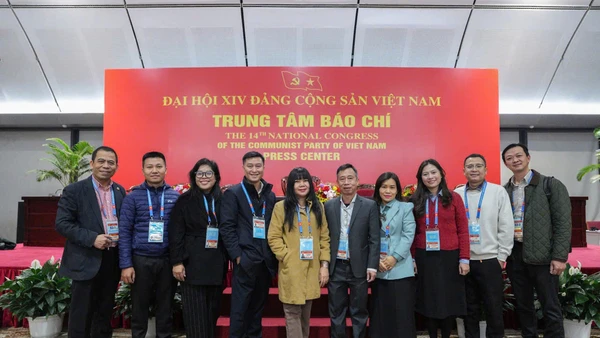 Đội ngũ phóng viên Báo Nhân Dân tác nghiệp tại Đại hội Đại biểu toàn quốc lần thứ XIV của Đảng.