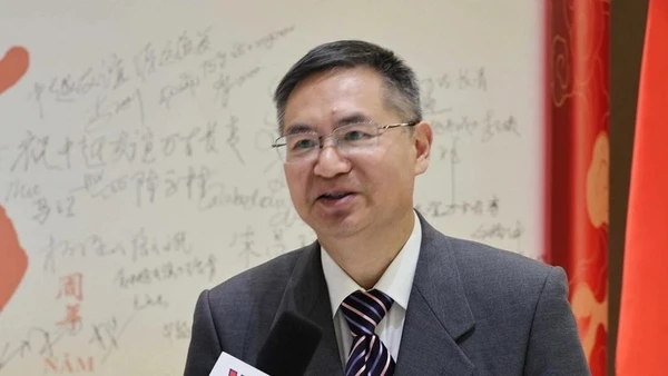 Giáo sư, Tiến sĩ Thành Hán Bình, Viện trưởng điều hành Viện Nghiên cứu khu vực và quốc gia, Giám đốc Trung tâm Nghiên cứu Việt Nam tại Đại học Công nghiệp Chiết Giang, Trung Quốc.