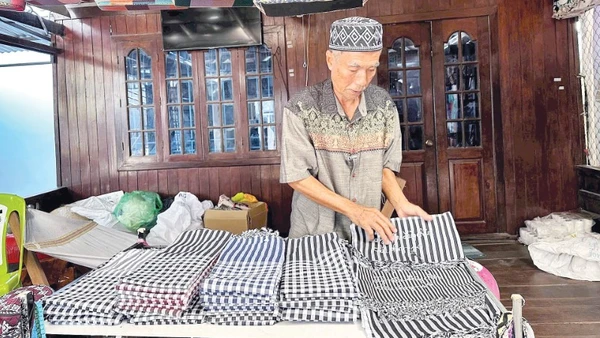Nghệ nhân Mohamad giới thiệu các sản phẩm dệt truyền thống của người Chăm.